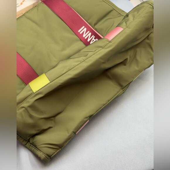 🆕 GANNI 🧿 NWT Medium Recycled Tech Tote, Kalamata & Burgundy - Picture 12 of 12